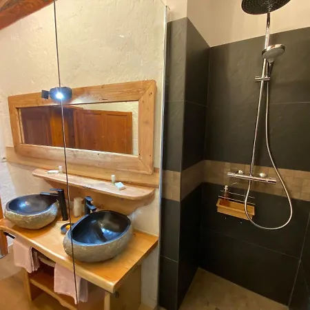 Les Means Guest house *