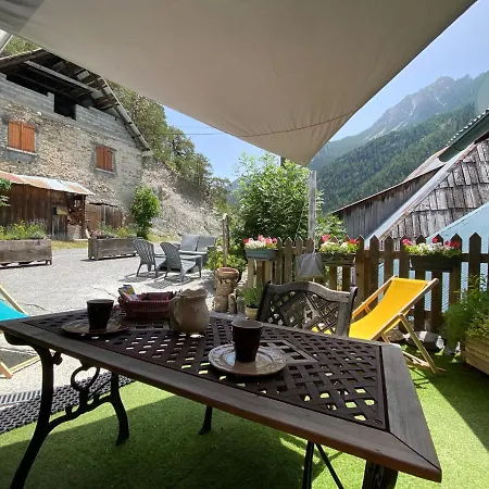 Les Means Guest house *